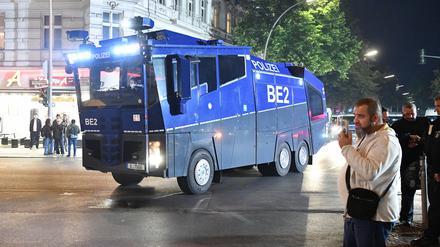 Ein Wasserwerfer der Polizei steht am Abend auf der Sonnenallee in Neukölln. Auf der Sonnenallee kam es erneut zu teilweise gewalttätigen Auseinandersetzungen mit Menschen, die propalästinensische Parolen skandierten.