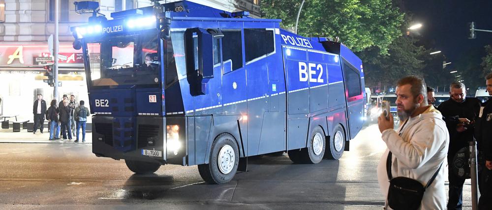 Ein Wasserwerfer der Polizei steht am Abend auf der Sonnenallee in Neukölln. Auf der Sonnenallee kam es erneut zu teilweise gewalttätigen Auseinandersetzungen mit Menschen, die propalästinensische Parolen skandierten.