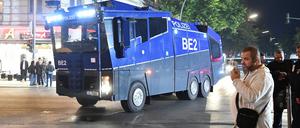 Ein Wasserwerfer der Polizei steht am Abend auf der Sonnenallee in Neukölln. Auf der Sonnenallee kam es erneut zu teilweise gewalttätigen Auseinandersetzungen mit Menschen, die propalästinensische Parolen skandierten.
