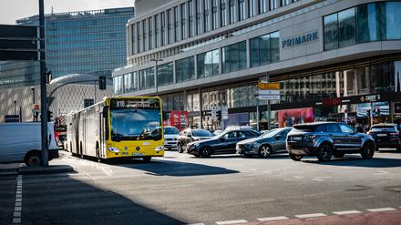 Ein Bus der BVG am Hardenbergplatz in der Berliner City-West.