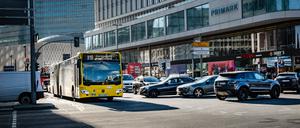 Ein Bus der BVG am Hardenbergplatz in der Berliner City-West.