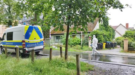 Polizisten sind am Tatort in Potsdam im Einsatz. 