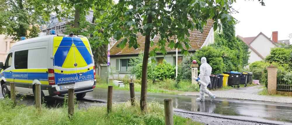 Polizisten sind am Tatort in Potsdam im Einsatz.