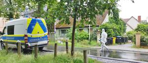 Polizisten sind am Tatort in Potsdam im Einsatz. 