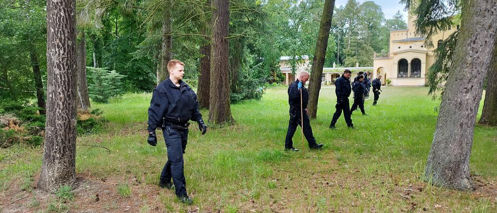 30.05.2024, Brandenburg, Potsdam: Ein Aufgebot der Polizei ist im benachbarten Park Sanssouci im Einsatz. Nach einer gewaltsamen Auseinandersetzung in einer Flüchtlingsunterkunft in Potsdam ist am Donnerstag ein Wachmann gestorben. Foto: Christian Pörschmann/reporternet24/dpa +++ dpa-Bildfunk +++