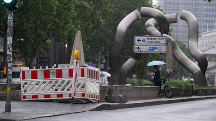 Die Unfallstelle auf der Tauentzienstraße, an der in der Nacht von Dienstag auf Mittwoch ein Auto gegen eine Betonmauer gefahren ist. 