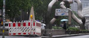 Die Unfallstelle auf der Tauentzienstraße, an der in der Nacht von Dienstag auf Mittwoch ein Auto gegen eine Betonmauer gefahren ist.