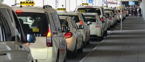 Zahlreiche Taxen warten vor Terminal 1 auf dem Flughafen Berlin Brandenburg BER «Willy Brandt» in Berlin und Brandenburg. 