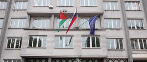 Eine palästinensische Flagge weht neben einer slowenischen und einer Flagge der Europäischen Union am Regierungsgebäude in Ljubljana. 