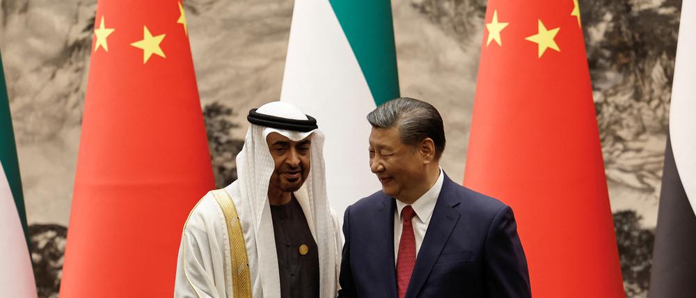 Chinese President Xi Jinping and United Arab Emirates President Sheikh Mohammed bin Zayed Al Nahyan shake hands following a signing ceremony at the Great Hall of the People in Beijing, China May 30, 2024. REUTERS/Tingshu Wang/Pool