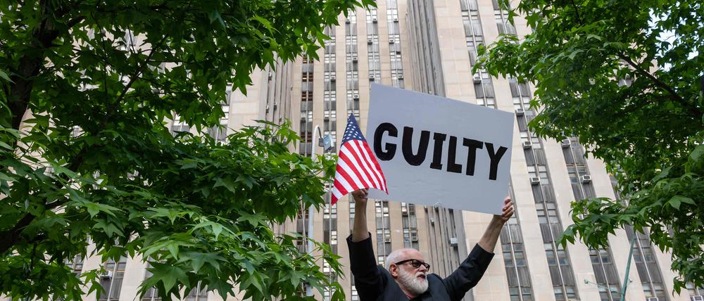 NEW YORK, NEW YORK - MAY 30: People celebrate after former President Donald Trump was found guilty on all counts at Manhattan Criminal Court on May 30, 2024 in New York City. The former president was found guilty on all 34 felony counts of falsifying business records in the first of his criminal cases to go to trial. Spencer Platt/Getty Images/AFP (Photo by SPENCER PLATT / GETTY IMAGES NORTH AMERICA / Getty Images via AFP)