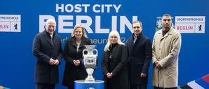 Berlin: Kai Wegner (CDU, l-r), Regierender Bürgermeister von Berlin, Nancy Faeser (SPD), Bundesministerin für Inneres und Heimat, Iris Spranger (SPD), Berliner Senatorin für Inneres und Sport, Philipp Lahm, Turnierdirektor der Fußball-Europameisterschaft der Männer 2024, und Kevin Prince Boateng, EM-Botschafter, stehen während der Präsentation des EM-Pokals im Berliner Olympiastadion zusammen. Die Fußball-Europameisterschaft der Männer findet vom 14. Juni bis zum 14. Juli 2024 statt.