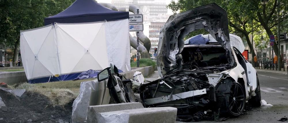 Schwerer Unfall auf der Tauentzienstraße: das Wrack des Autos.