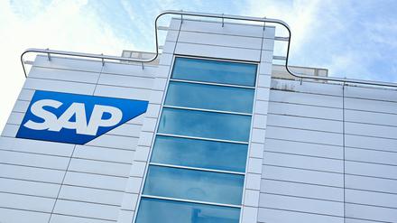 Ein Firmenlogo des Softwarekonzerns SAP ist an einem Firmengebäude angebracht.