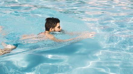  Ein Schwimmer schwimmt durch das Becken.