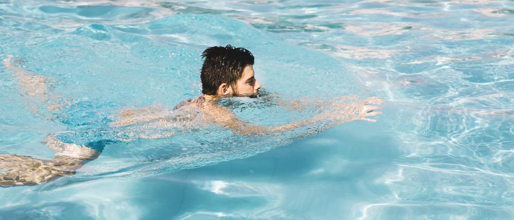 Ein Schwimmer schwimmt durch das Becken.