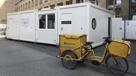 Das gelbe Postfahrrad vor dem Flughafen-Hangar 3 am ehemaligen Flughafen Tempelhof.