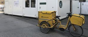 Das gelbe Postfahrrad vor dem Flughafen-Hangar 3 am ehemaligen Flughafen Tempelhof.