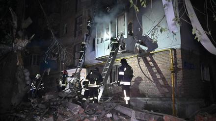 Feuerwehreinsatz an dem zerstörten Wohngebäude in Charkiw.