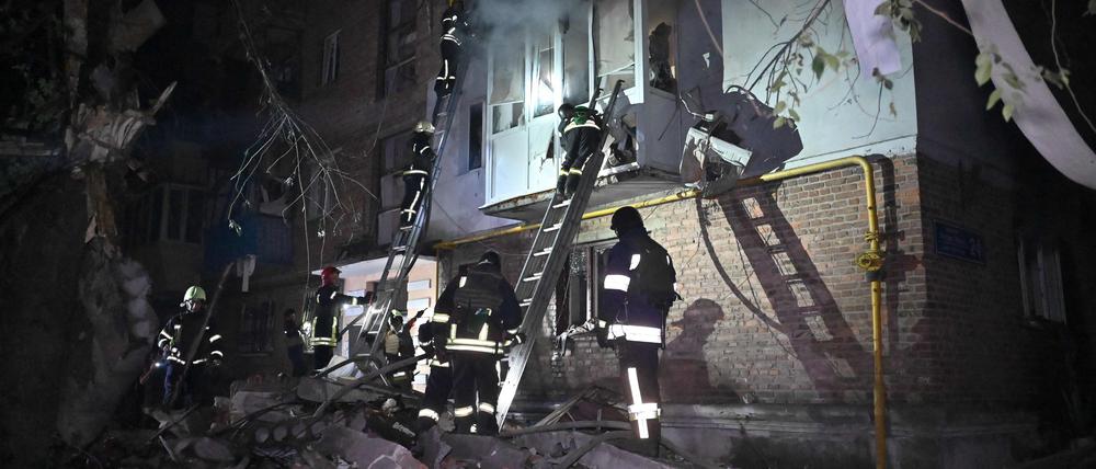 Feuerwehreinsatz an dem zerstörten Wohngebäude in Charkiw.