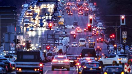  Dichter Verkehr in Berlin: Kann der Verkehrssektor klimaschädliche Emissionen nicht reduzieren, dürfen andere Sektoren einspringen.
