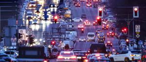 Dichter Verkehr in Berlin: Kann der Verkehrssektor klimaschädliche Emissionen nicht reduzieren, dürfen andere Sektoren einspringen.