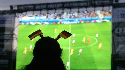 ARCHIV - 12.06.2016, Baden-Württemberg, Freiburg: Fußballfans verfolgt am 12.06.2016 beim Public Viewing auf dem Messegelände in Freiburg (Baden-Württemberg) die Fußball-EM-Begegnung Deutschland gegen Ukraine. (zu dpa: "Die WM am Arbeitsplatz - Schaffe schaffe Fußball schaue' vom 09.06.2018) Foto: Patrick Seeger/dpa +++ dpa-Bildfunk +++