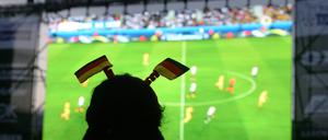 ARCHIV - 12.06.2016, Baden-Württemberg, Freiburg: Fußballfans verfolgt am 12.06.2016 beim Public Viewing auf dem Messegelände in Freiburg (Baden-Württemberg) die Fußball-EM-Begegnung Deutschland gegen Ukraine. (zu dpa: "Die WM am Arbeitsplatz - Schaffe schaffe Fußball schaue' vom 09.06.2018) Foto: Patrick Seeger/dpa +++ dpa-Bildfunk +++