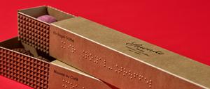 Der Berliner Pralinenproduzent Sawade hat erste Schachteln mit Braille-Schrift geprägt. Wird er zum Vorbild für andere Produkthersteller?