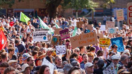 ARCHIV - 15.09.2023, Baden-Württemberg, Freiburg im Breisgau: Teilnehmer einer Demonstration gegen den Klimawandel und für Klimagerechtigkeit stehen auf dem Platz der Alten Synagoge in Freiburg. (zu dpa: «Vor Europawahl: Fridays for Future will für Klimaschutz protestieren») Foto: Philipp von Ditfurth/dpa +++ dpa-Bildfunk +++