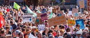 ARCHIV - 15.09.2023, Baden-Württemberg, Freiburg im Breisgau: Teilnehmer einer Demonstration gegen den Klimawandel und für Klimagerechtigkeit stehen auf dem Platz der Alten Synagoge in Freiburg. (zu dpa: «Vor Europawahl: Fridays for Future will für Klimaschutz protestieren») Foto: Philipp von Ditfurth/dpa +++ dpa-Bildfunk +++