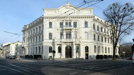 ARCHIV - 12.11.2015, Brandenburg, Potsdam: Das Gebäude des Verwaltungsgerichtes Potsdam, fotografiert am 13.11.2015 in Potsdam (Brandenburg). Foto\ Ralf Hirschberger/dpa (zu dpa: «Kontakt zur rechten Szene? Finanzbeamtin darf nicht entlassen werden») Foto: Ralf Hirschberger/dpa +++ dpa-Bildfunk +++