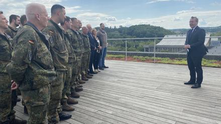 Boris Pistorius (SPD), Bundesverteidigungsminister, spricht zum Vorkommando der Bundeswehr-Brigade in Litauen.