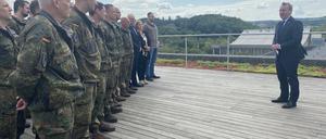 Boris Pistorius (SPD), Bundesverteidigungsminister, spricht zum Vorkommando der Bundeswehr-Brigade in Litauen.