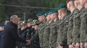 Donald Tusk, Ministerpräsident von Polen, spricht mit Soldaten der polnischen Armee, des Grenzschutzes und der Polizei an der Grenze zu Russland.