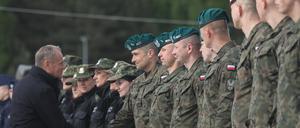 Donald Tusk, Ministerpräsident von Polen, spricht mit Soldaten der polnischen Armee, des Grenzschutzes und der Polizei in Podlasie. 
