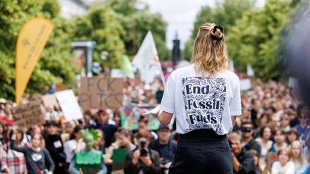 Carla Reemtsma, Klimaschutzaktivistin von Fridays For Future, waehrend einer Reder zum Klimastrike zur EU-Wahl in Berlin am 31.05.2024