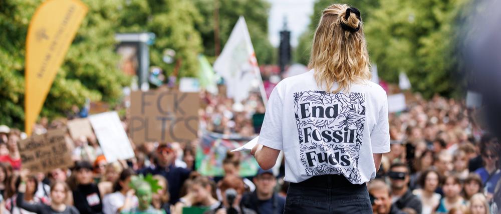 Carla Reemtsma, Klimaschutzaktivistin von Fridays For Future, waehrend einer Reder zum Klimastrike zur EU-Wahl in Berlin am 31.05.2024