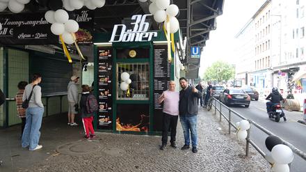 Muci Tosun (links) von der ehemaligen Straßengang "36 Boys" und Onur Basaltin haben einen Dönerladen am Görlitzer Bahnhof eröffnet. Foto: Robert Klages