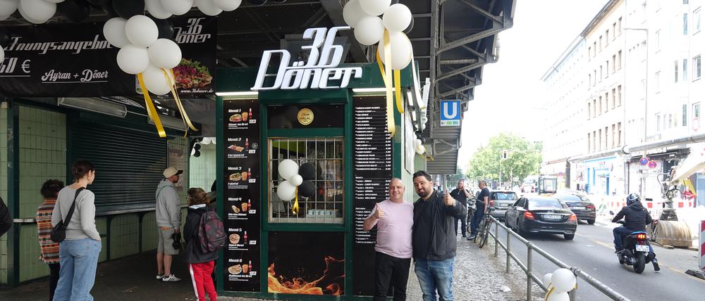 Muci Tosun (links) von der ehemaligen Straßengang "36 Boys" und Onur Basaltin haben einen Dönerladen am Görlitzer Bahnhof eröffnet. Foto: Robert Klages