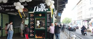 Muci Tosun (links) von der ehemaligen Straßengang "36 Boys" und Onur Basaltin haben einen Dönerladen am Görlitzer Bahnhof eröffnet. Foto: Robert Klages