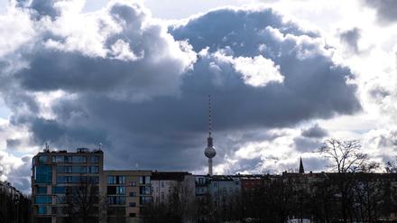 Hinter dem Berliner Fernsehturm ziehen dunkle Wolken auf. 