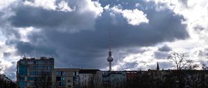 Dunkle Wolken über Wohnhäusern an der Eberswalder Straße in Berlin-Prenzlauer Berg.