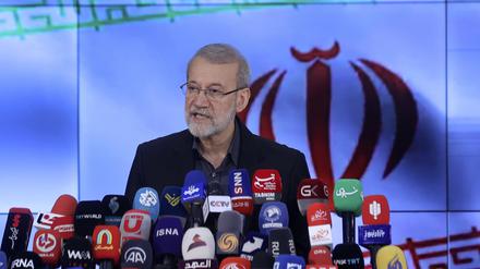 Der ehemalige iranische Parlamentssprecher Ali Laridschani, nachdem er sich als Kandidat für die Präsidentschaftswahlen am 28. Juni registriert hat.
