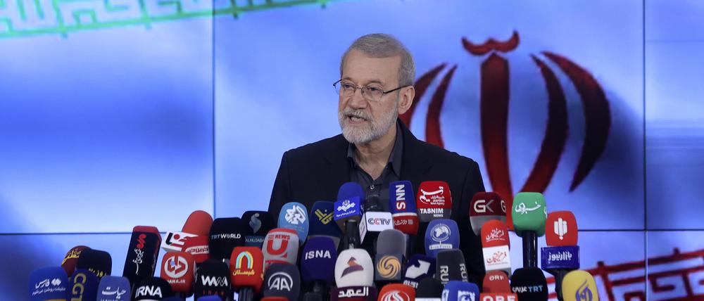 Der ehemalige iranische Parlamentssprecher Ali Laridschani, nachdem er sich als Kandidat für die Präsidentschaftswahlen am 28. Juni registriert hat.