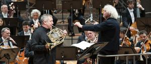 Solo-Hornist Stefan Dohr mit den Berliner Philharmonikern unter Simon Rattle, bei der Uraufführung von Jörg Widmanns Horn-Konzert am 30.5.2024 in der Philharmonie