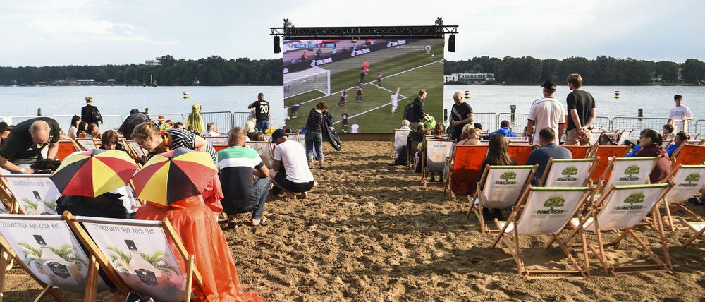 Das 1915 eröffnete Strandbad Wendenschloss in Köpenick zeigt alle Deutschlandspiele sowie die einzelnen Spiele ab dem Achtelfinale auf einer großen LED-Leinwand direkt am Wasser.
