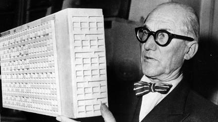 Le Corbusier (1887 bis 1965), bürgerlich Charles-Édouard Jeanneret-Grism war Architekt, Architekturtheoretiker, Stadtplaner, Maler, Zeichner, Bildhauer und Möbel-Designer. 