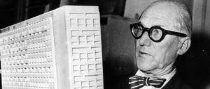 Le Corbusier (1887 bis 1965), bürgerlich Charles-Édouard Jeanneret-Grism war Architekt, Architekturtheoretiker, Stadtplaner, Maler, Zeichner, Bildhauer und Möbel-Designer. 