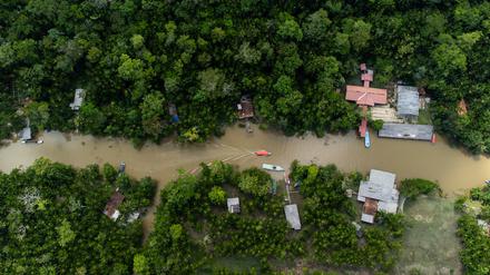 Blick auf den Fluss Guama und die Insel Combu im Amazonas-Regenwald. Menschen leben an den Ufern des Guamas in Holzhütten, die unter dem Namen «Palafitas» bekannt sind. 
